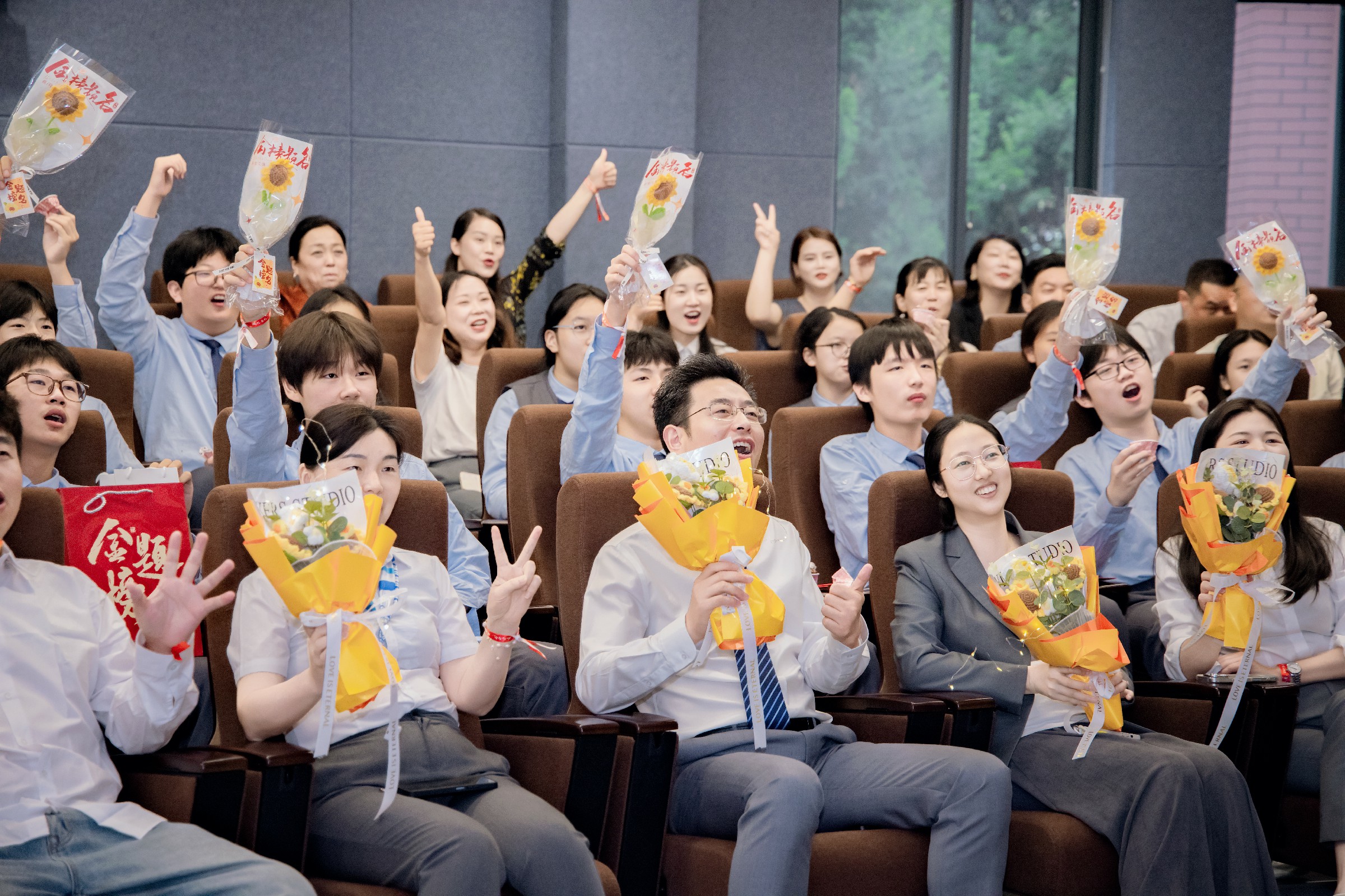 青春答卷已封缄，星辰大海正启航丨未来教育中心MYP九年级毕业典礼成功举办