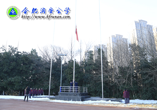 我校举行“轻松迎考”主题升旗仪式