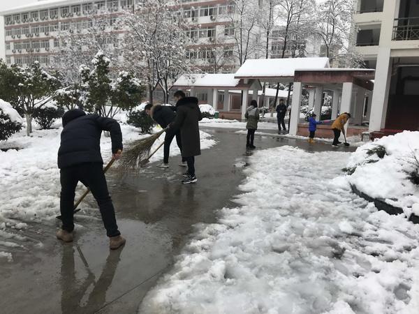 寒风裹雪漫校园 教师除雪保安全
