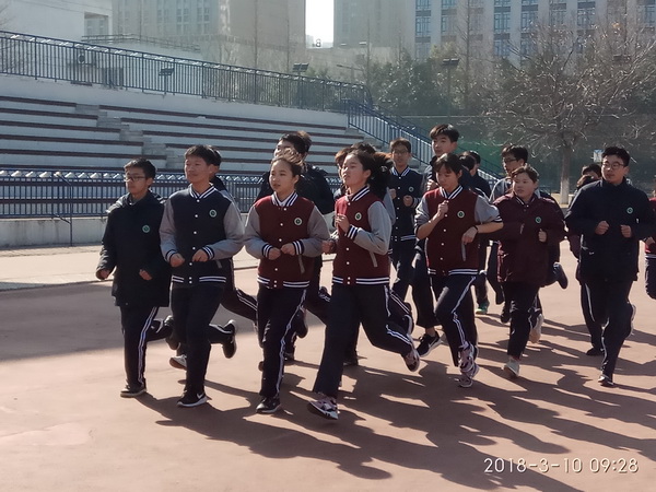 挥洒汗水终不悔  不负韶华赢未来