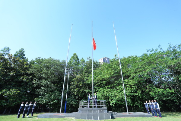 我校举行践行核心价值观主题升旗仪式