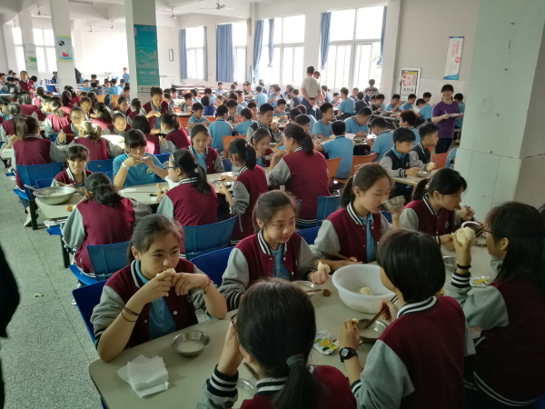 六年级“自主管理体验日”纪实
