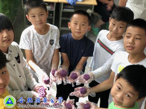 润娃庆中秋  月饼祈团圆