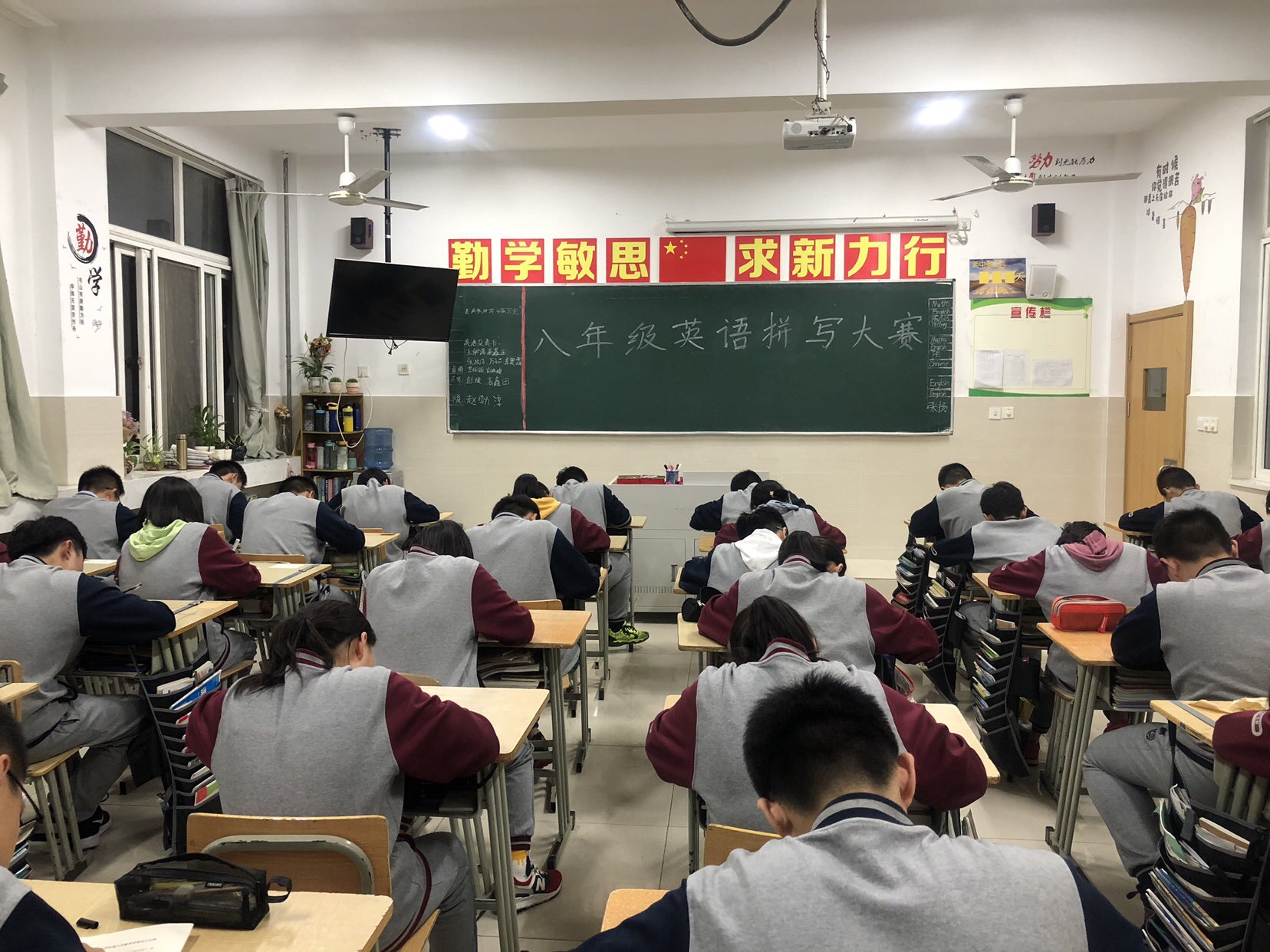 英语书写展风采 单词竞赛争高下