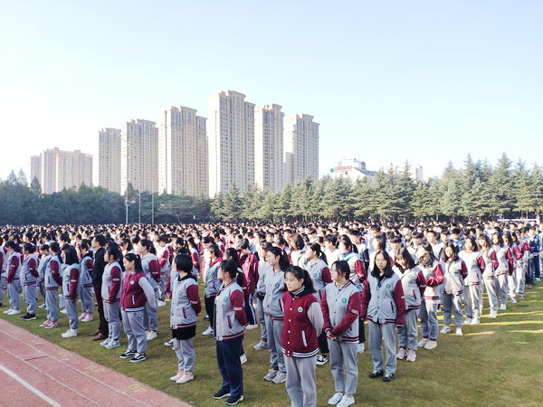 我校举行诚信教育主题升旗仪式