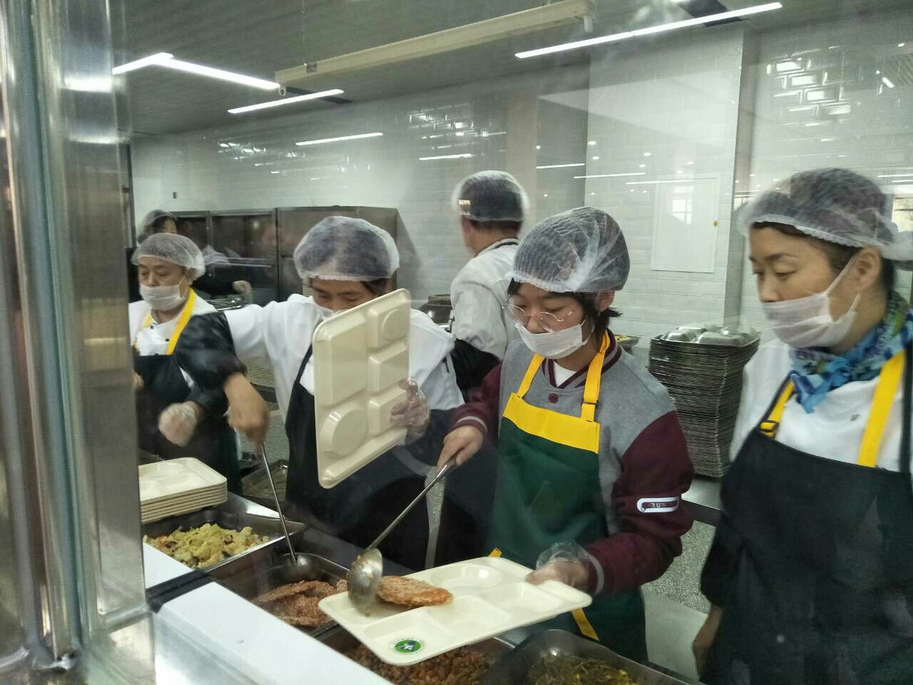 让学生在劳动中磨砺成长——记初中部开展学生勤工体验活动