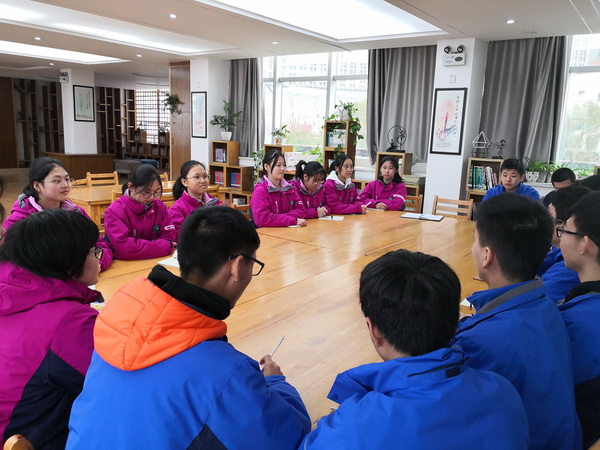 初中部举行九年级学生代表座谈会