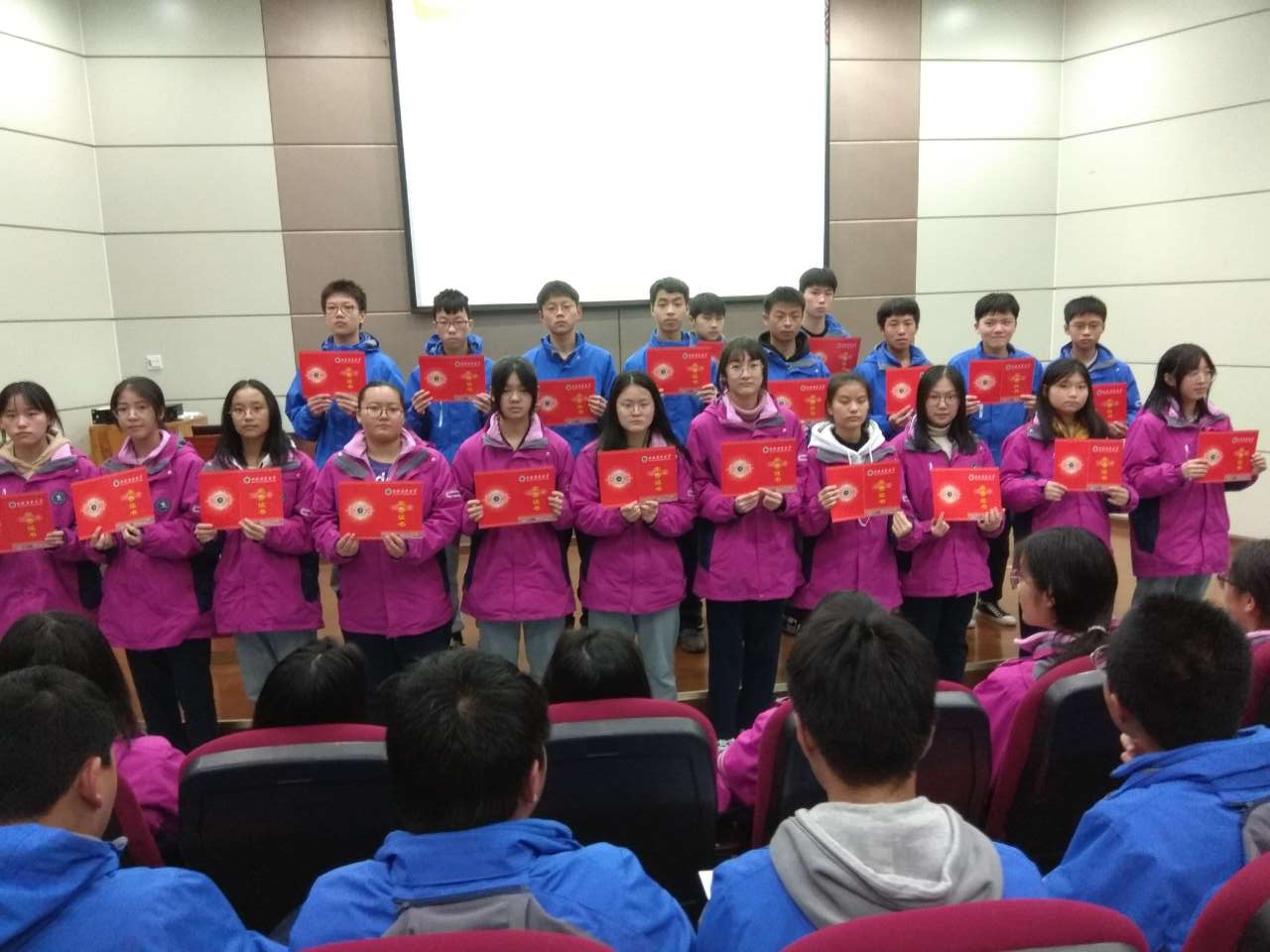 不忘初心 砥砺前行——初中部九年级组召开期中表彰大会
