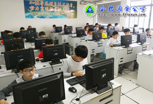 小学部五年级举行电子相册制作比赛