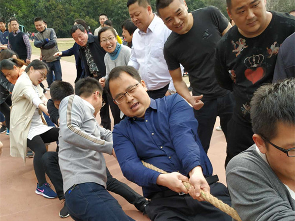 齐心协力  拔出精彩