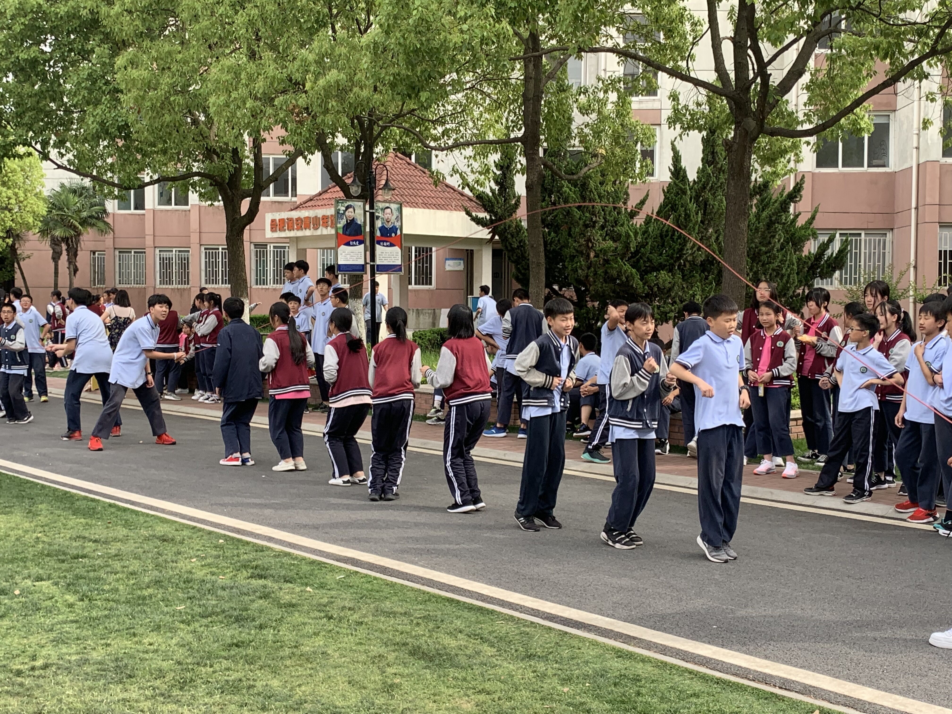 学生运动忙  教工来助战