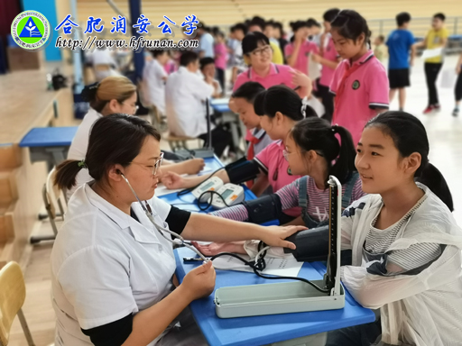 小学部组织学生进行健康体检