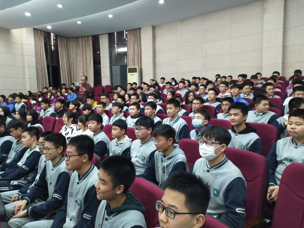 风正帆扬，助梦远航——记九年级十月励志讲座