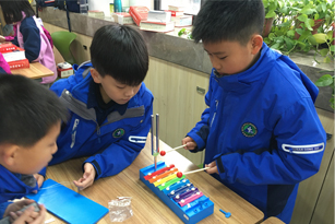 小学部举行“小小音乐家”手工八音琴制作活动