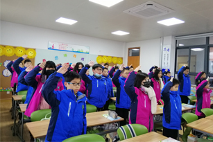 合肥润安公学举行感恩教育主题升旗仪式