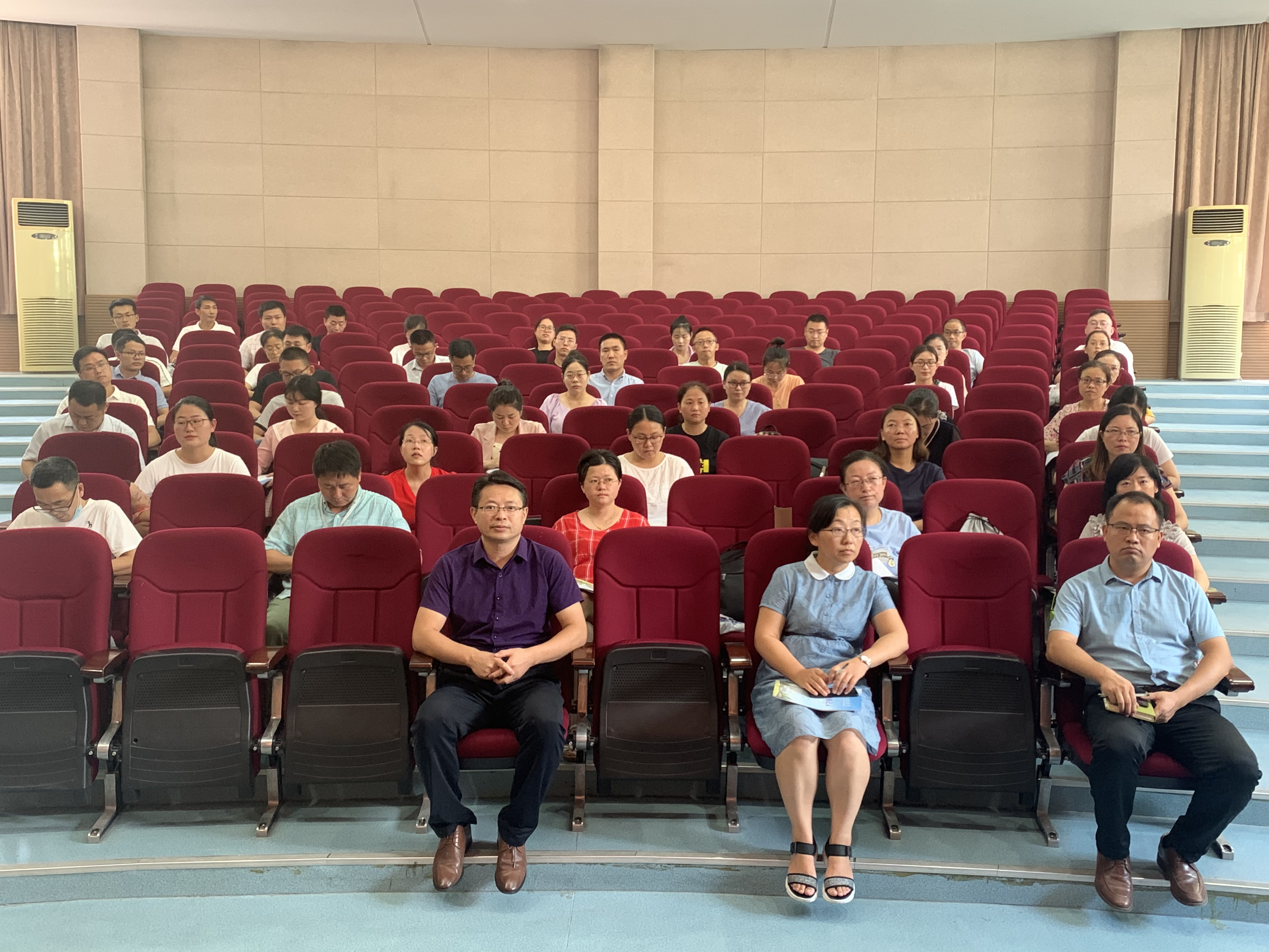 新起点谋新业绩，新学期启新征程——初中部召开新学期教师会议