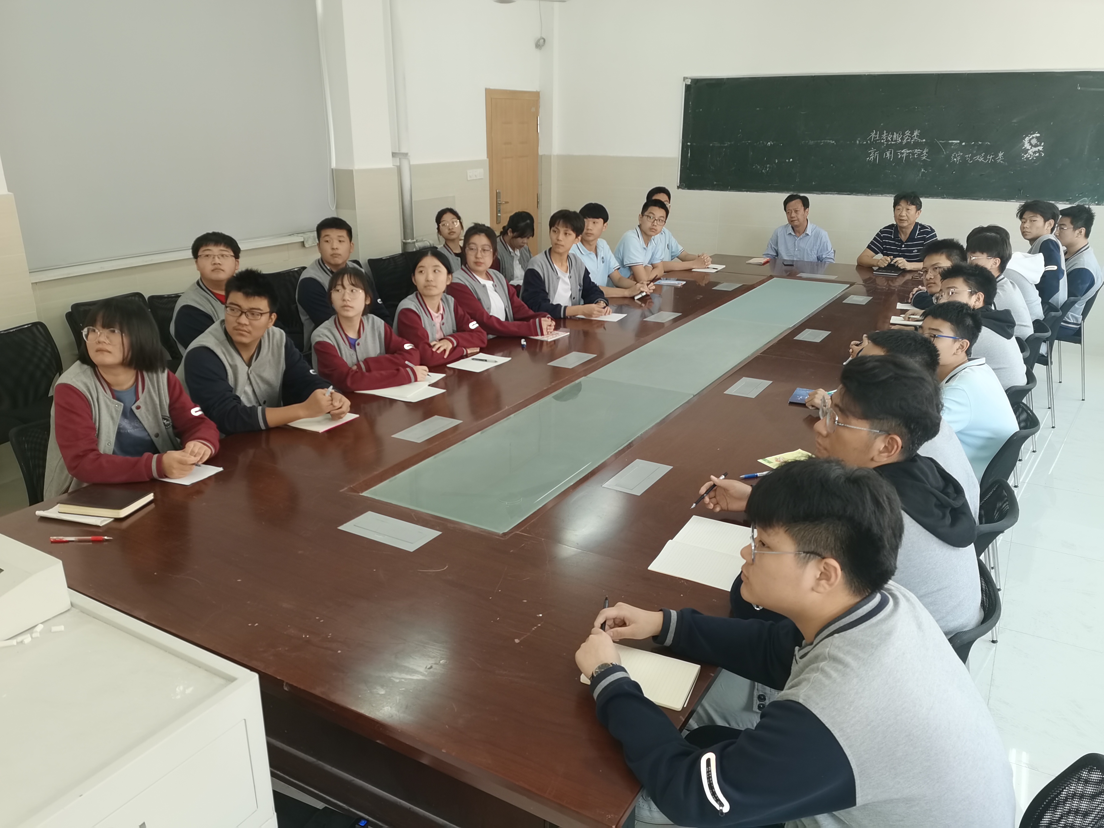 你的心声我聆听  你的问题我解决——高二学生座谈会