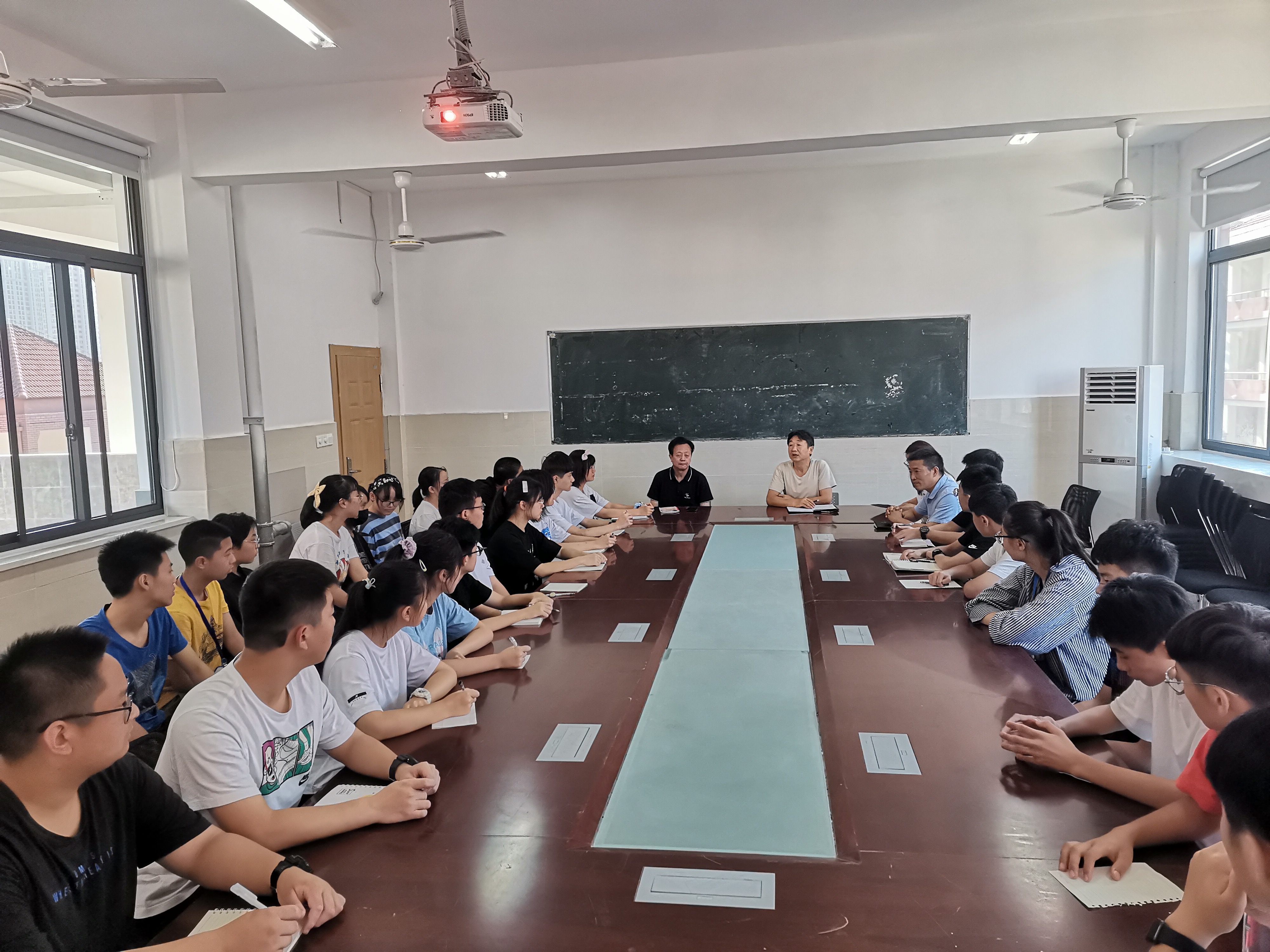 畅所欲言聊生活 谆谆教诲促成长——高一年级召开学生座谈会