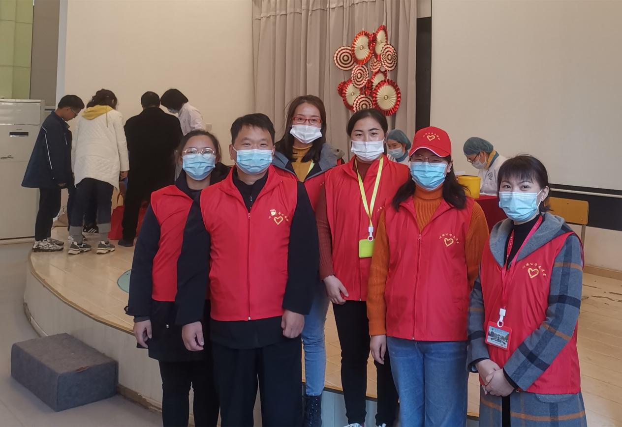 “红马甲”贴心服务  党员志愿者助力疫苗接种——合肥润安公学党支部开展12月党员活动日活动