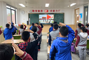 我校举行理想教育主题升旗仪式
