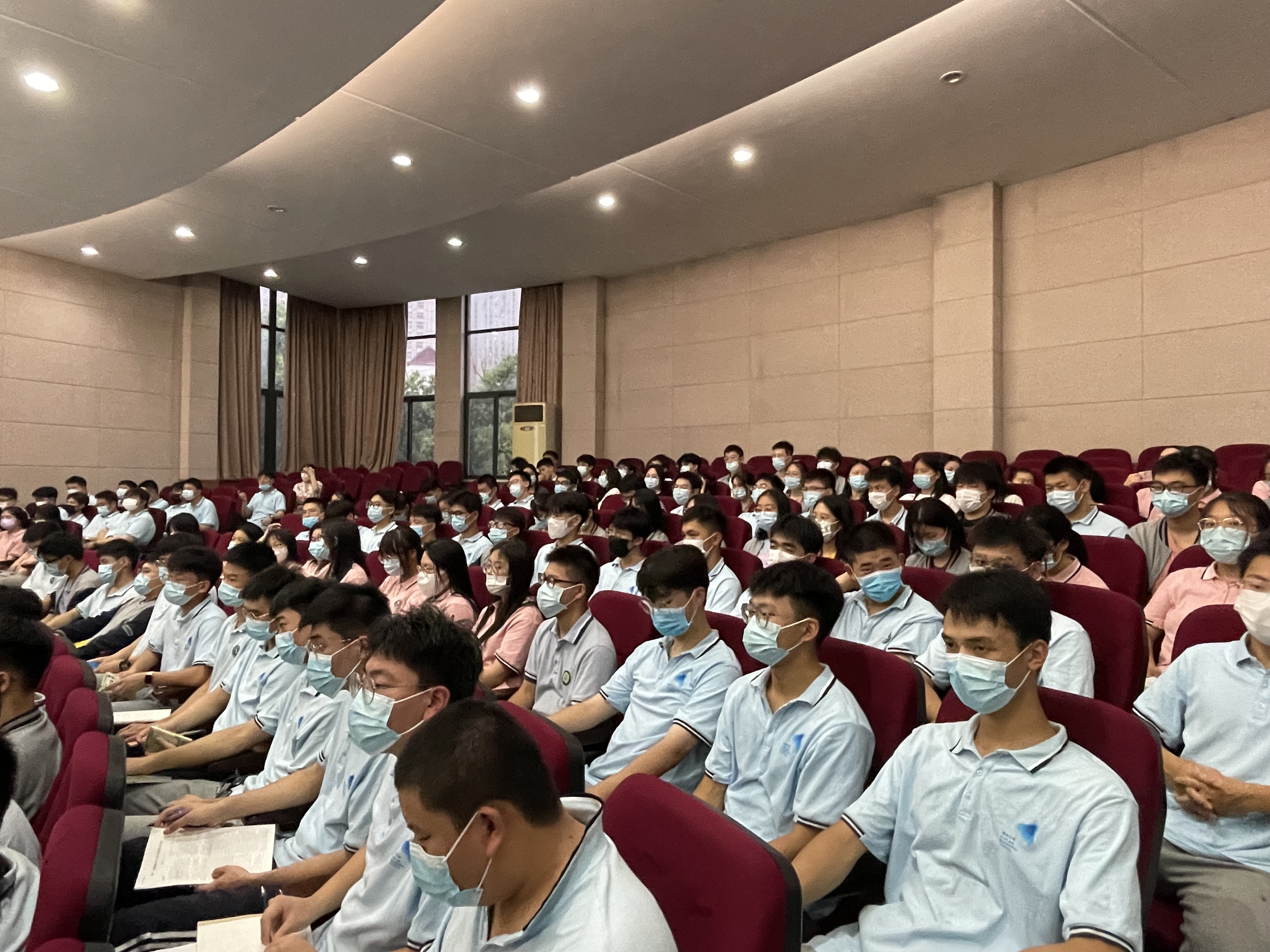 拼搏创造奇迹 励志成就未来 —— 高三年级组召开励志教育大会