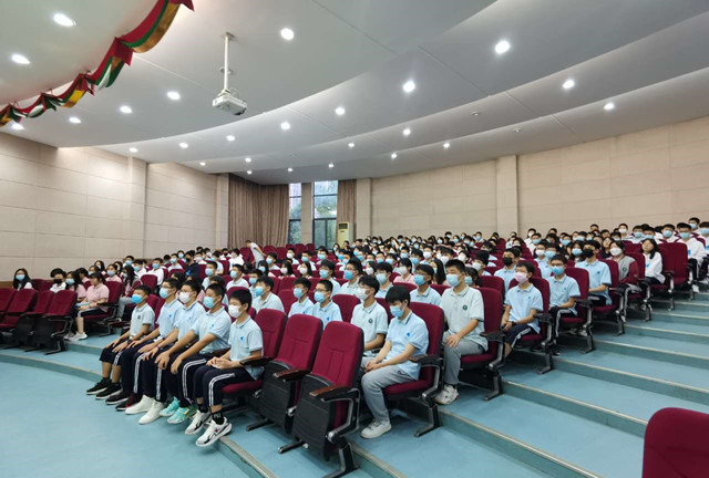 激发内驱力，向着更高目标迈进——中学部九年级举行新学期励志教育大会
