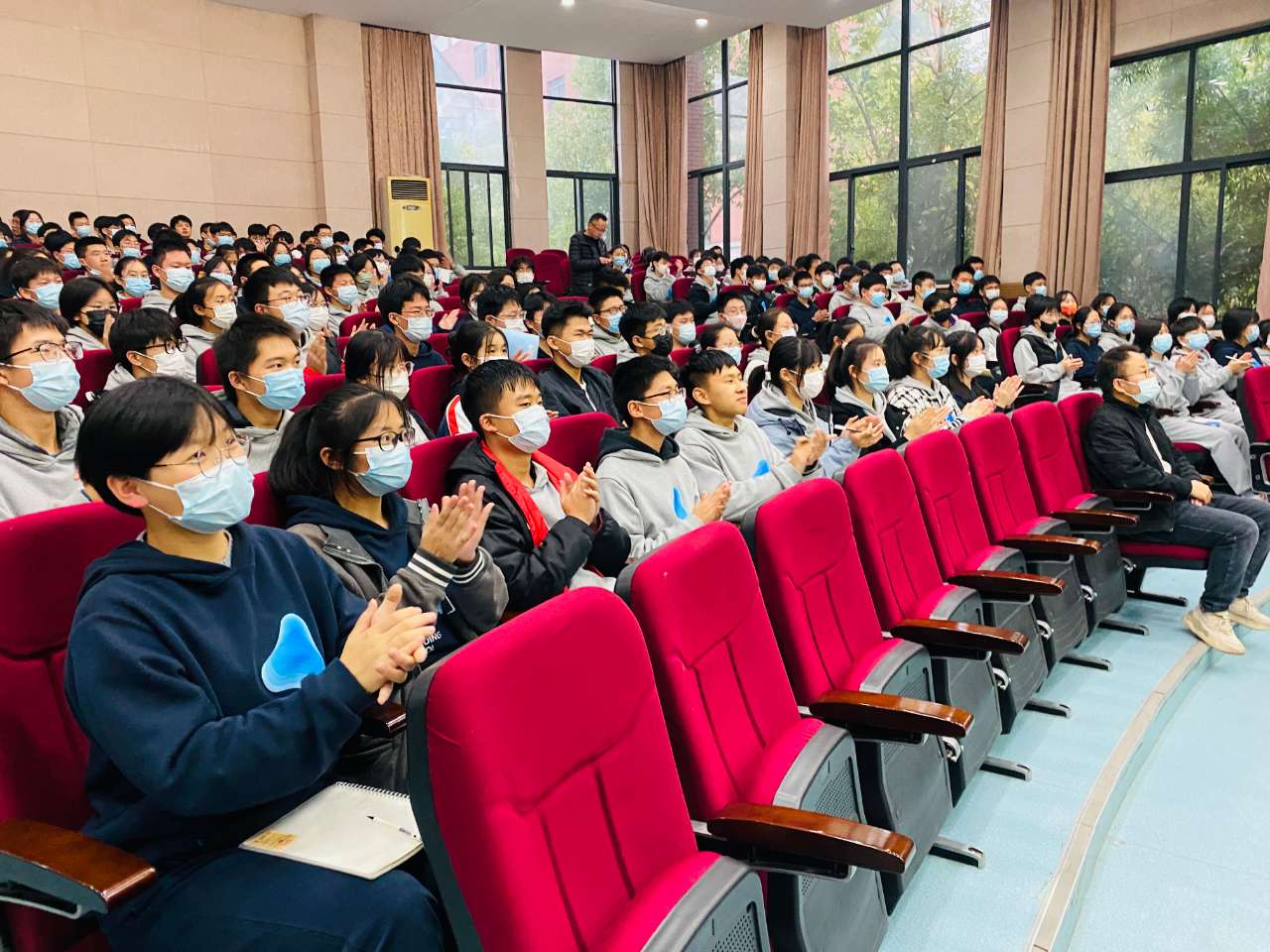 法制护成长 助力少年强——合肥润安公学高一年级开展法制安全教育讲座
