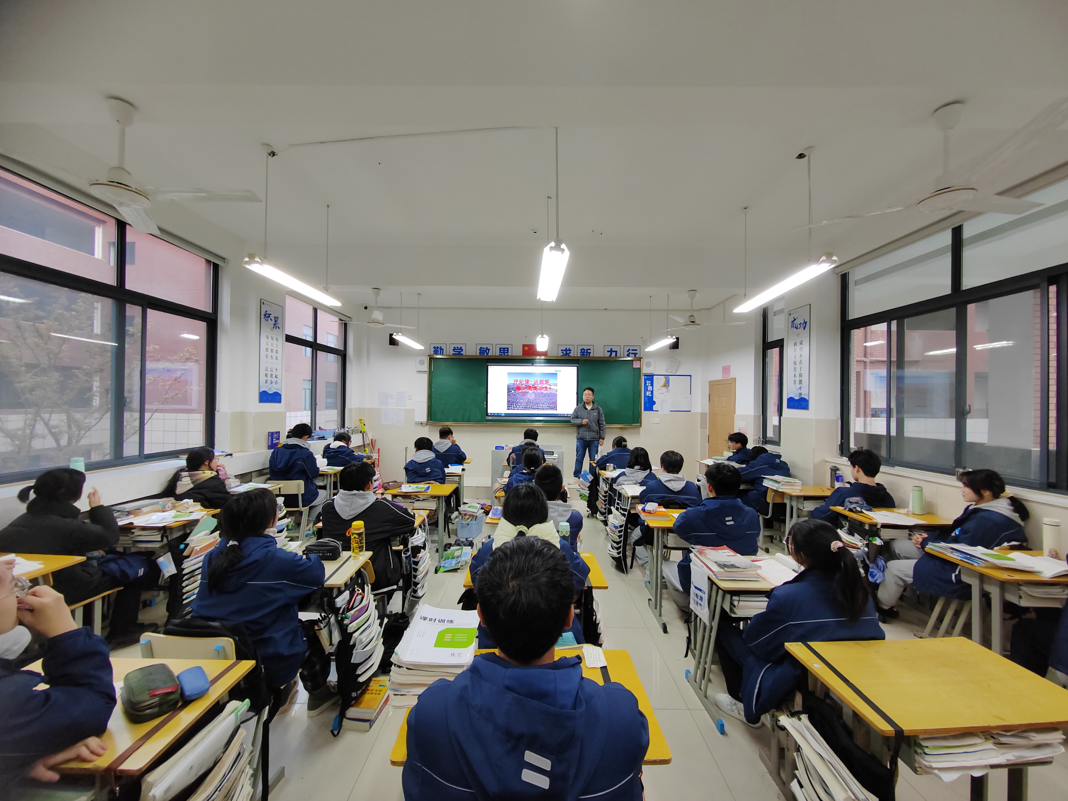 行文明事，说文明话，做文明人——高一年级隆重召开主题班会