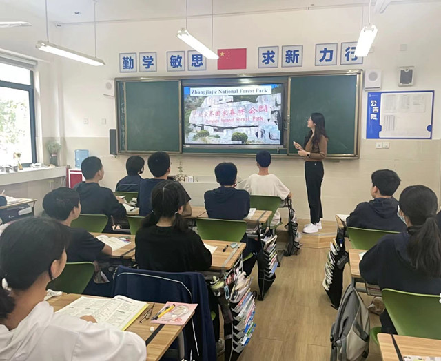 推动教师专业发展，促进教学质量提高——记八年级英语组同课异构活动
