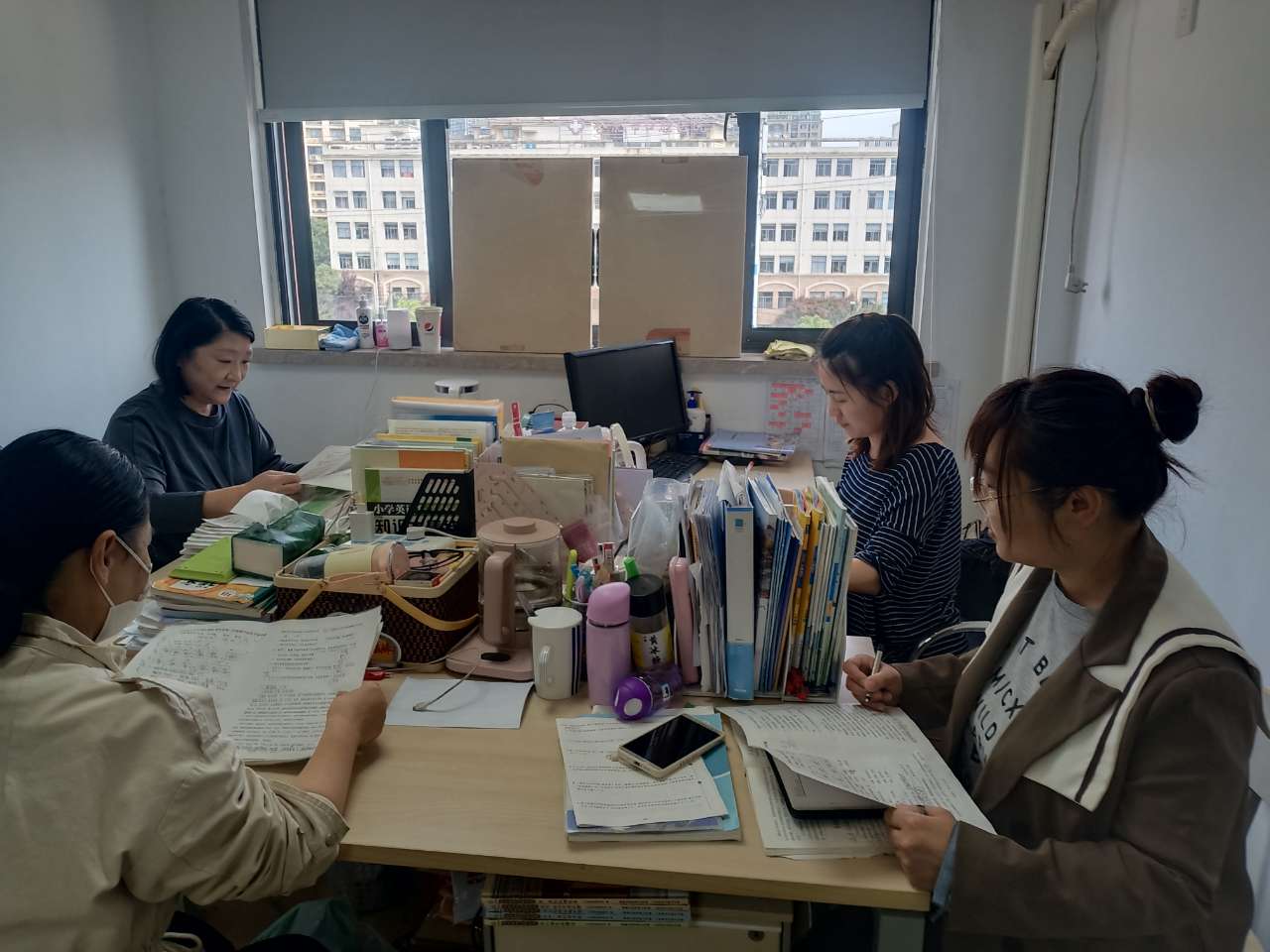 提高语文素养，构建高效课堂——六年级召开语文期中学情分析会