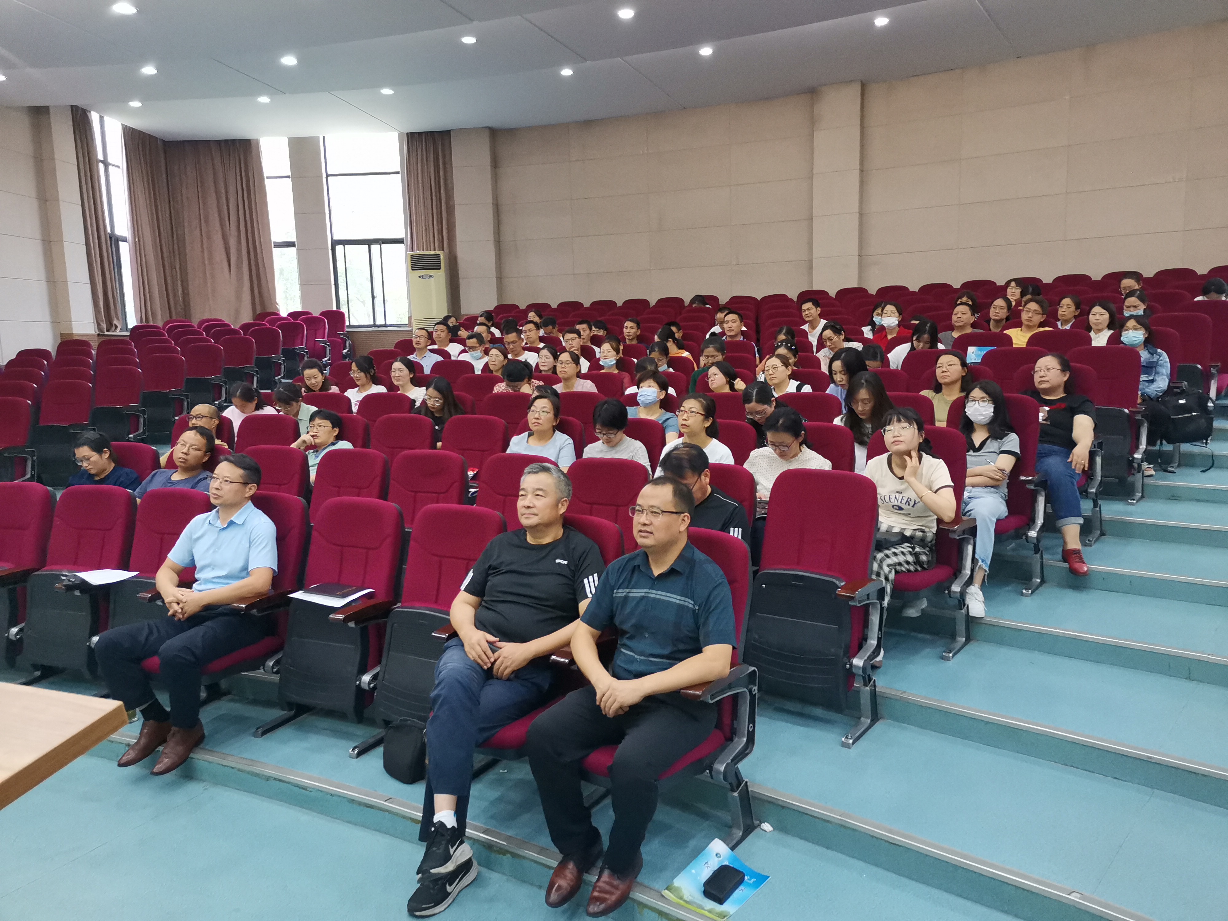 中学部开展新学期新课程新教材培训