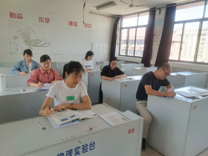 无生课堂展风采    青年教师促发展——记中学政治组内教坛新星遴选活动