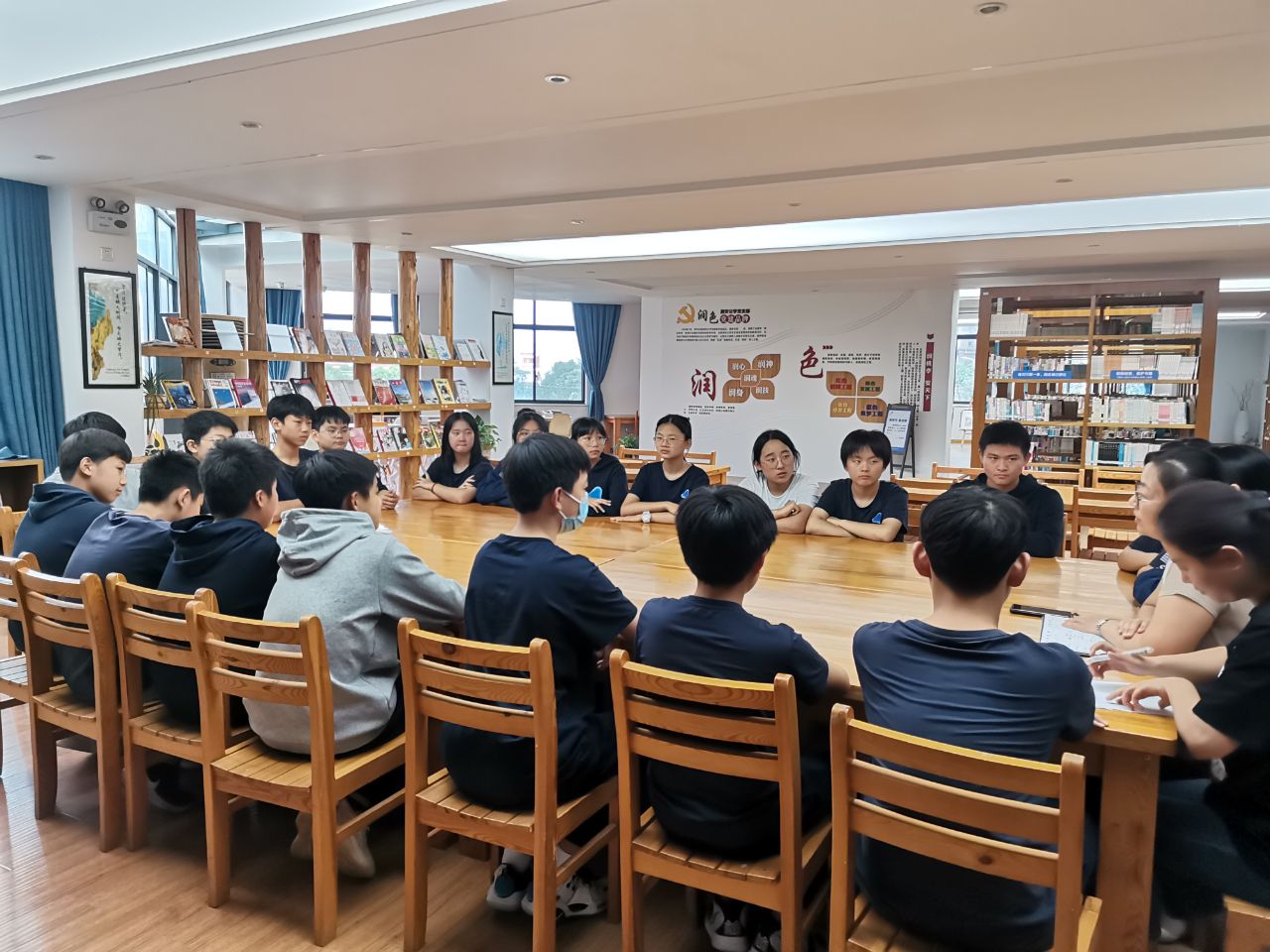 关爱成长，指引未来——记八年级学生座谈会