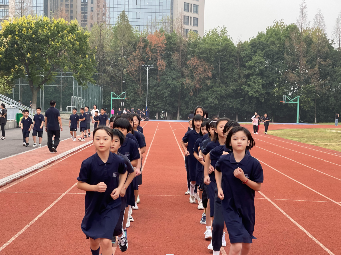 飞奔. 跳跃. 晨光里——记素养部小学段特色晨练