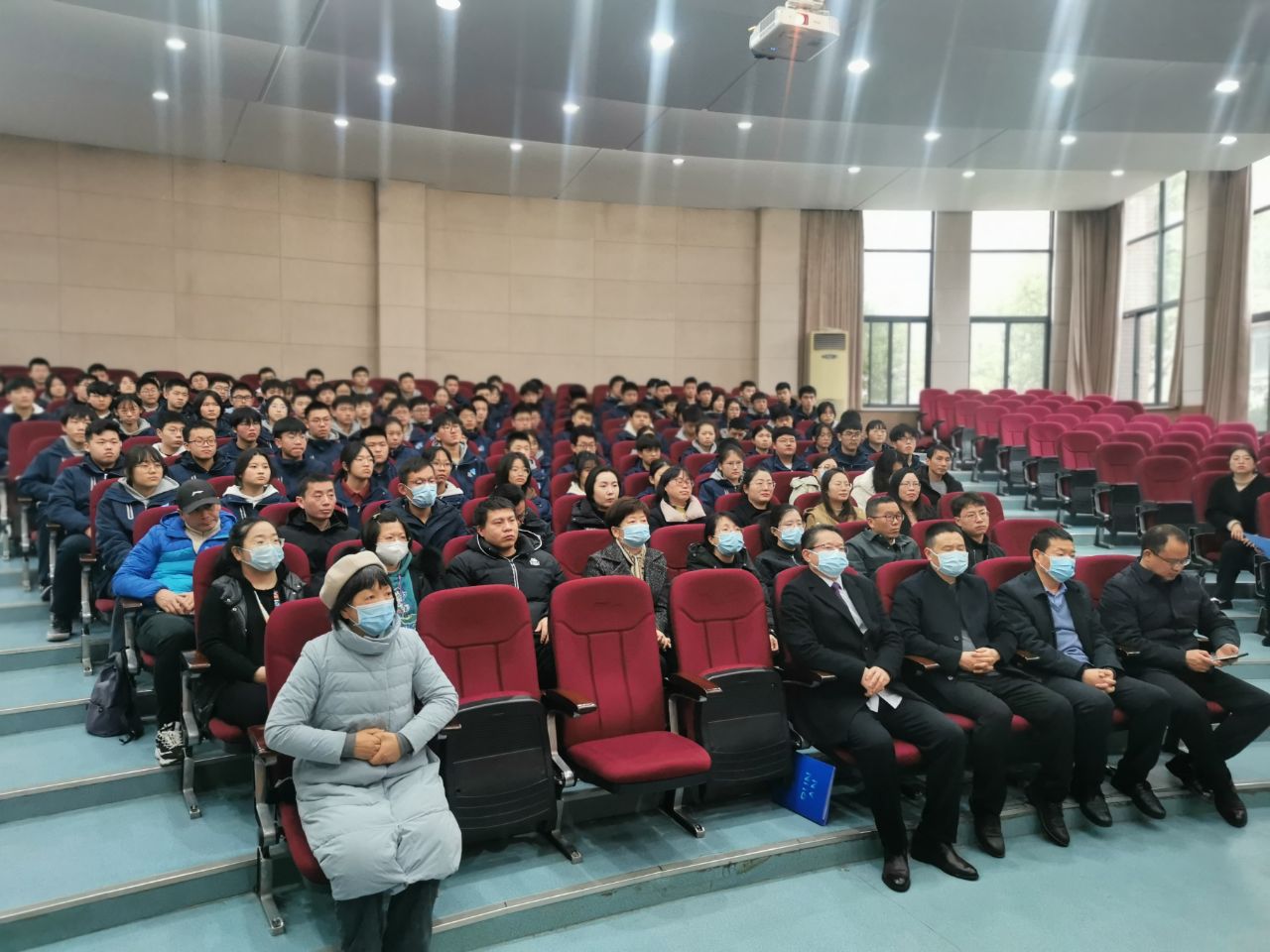 奋战百日，为梦想成真；决胜六月，让青春无悔——中学部九年级组举行中考百日冲刺动员大会