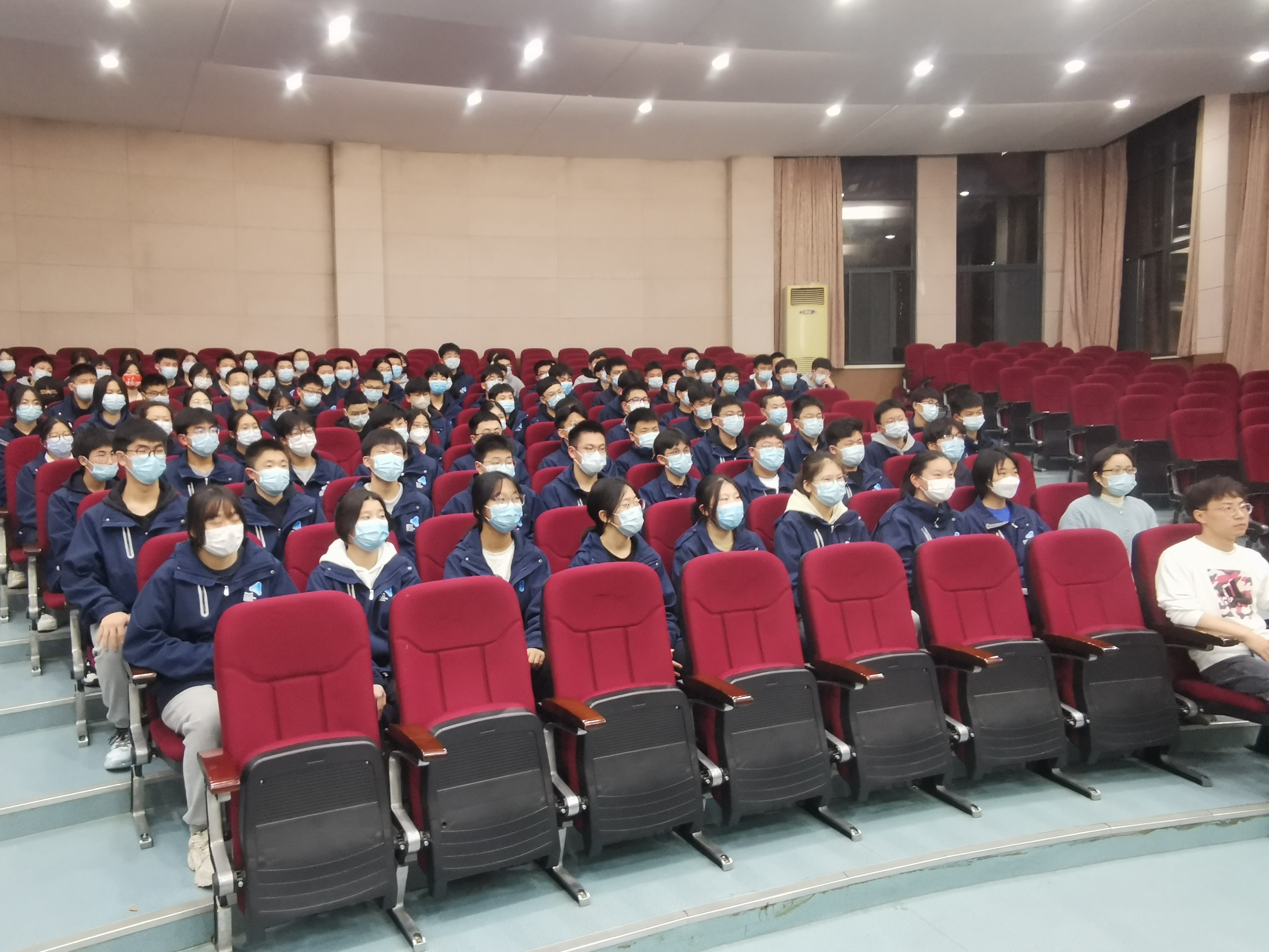 瞄准目标，全力以赴——九年级举行3月份励志教育大会暨理化生实验考试动员会