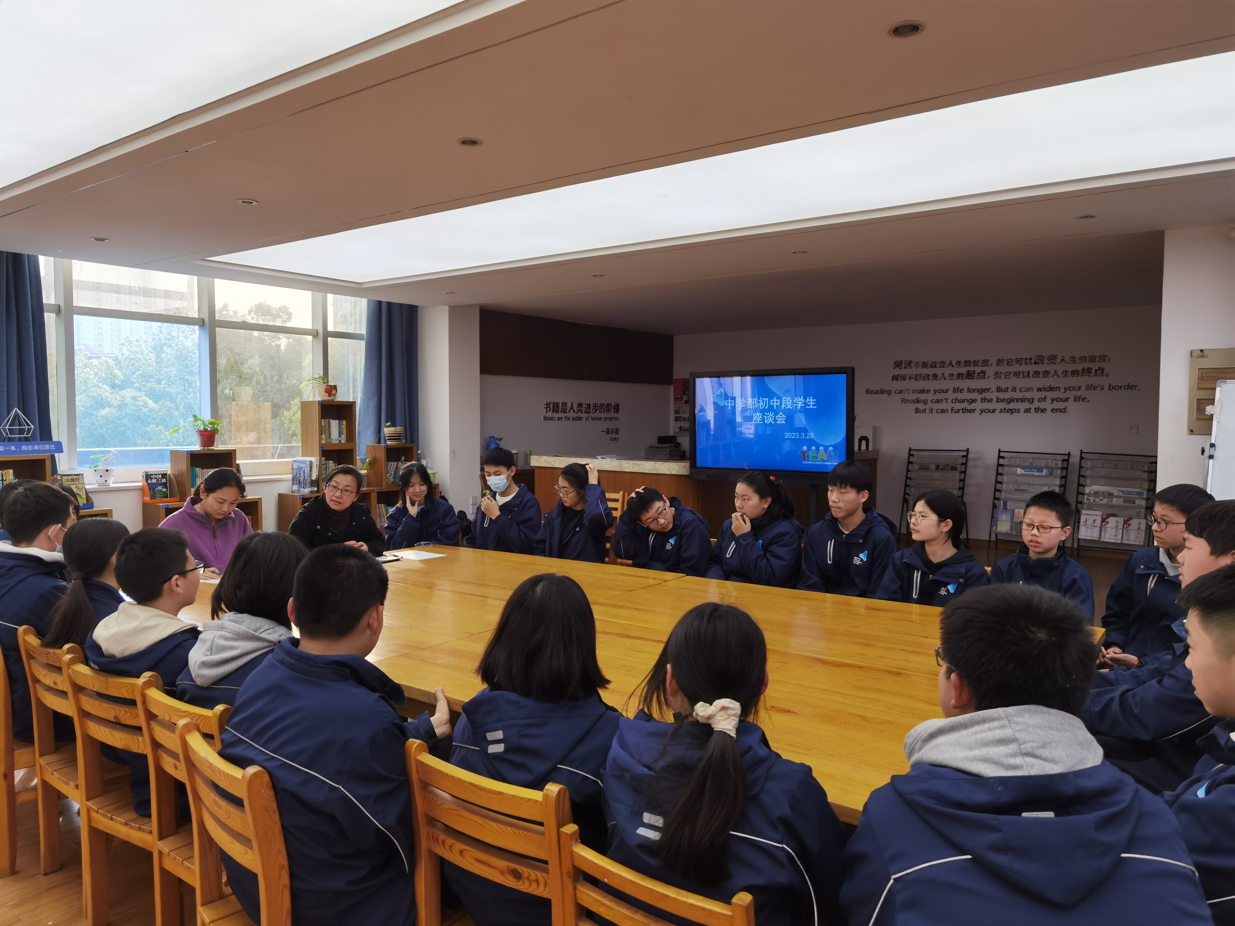倾听心声，关爱成长——中学部举行3月份初中段学生座谈会