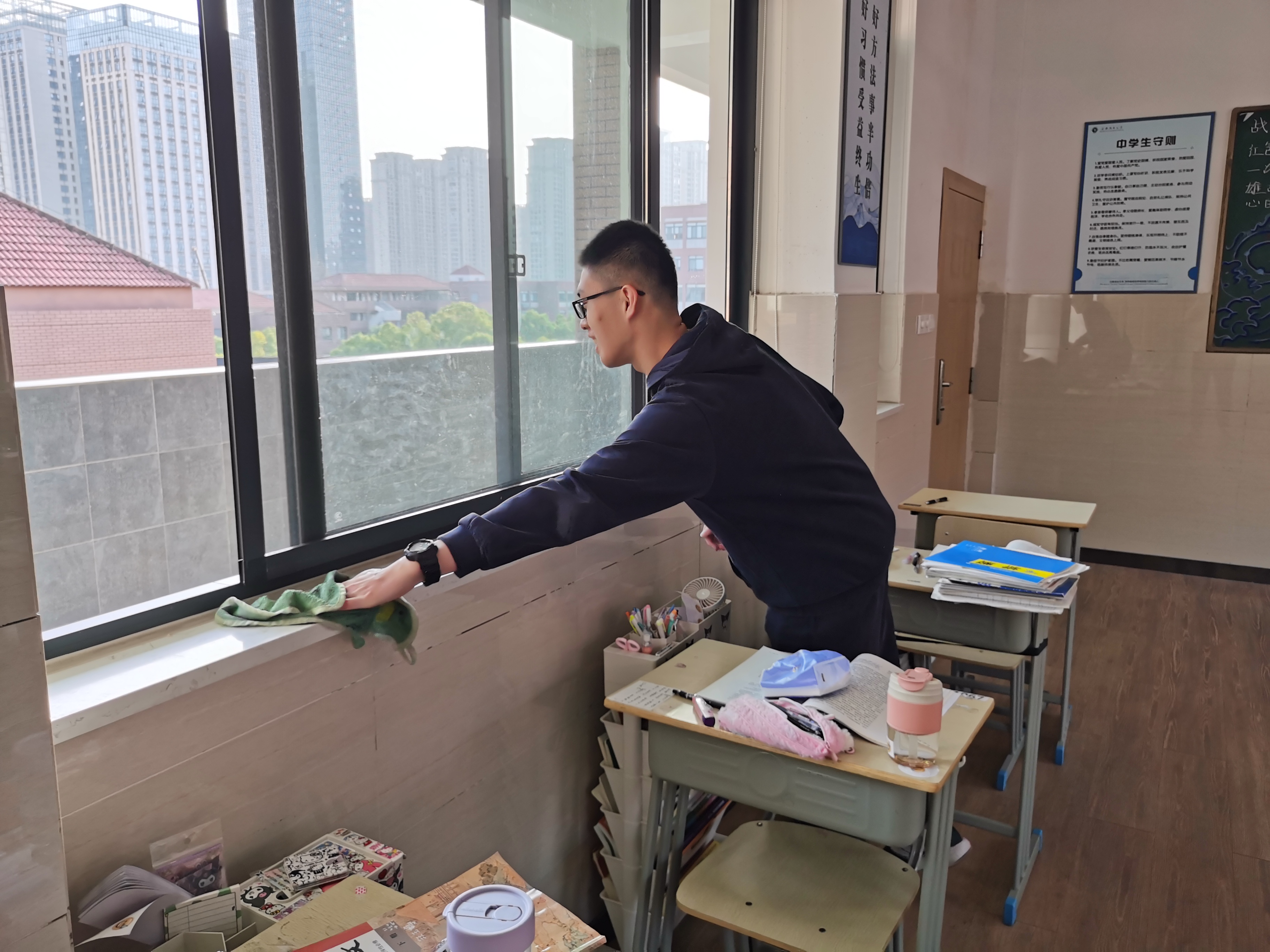 爱我润安，美化校园——高二年级开展班级卫生大扫除活动