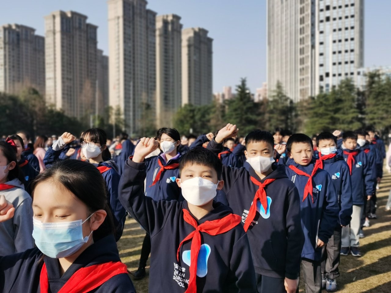 雷锋精神驻我心 志愿服务展风采----润安公学开展文明礼仪教育主题升旗仪式