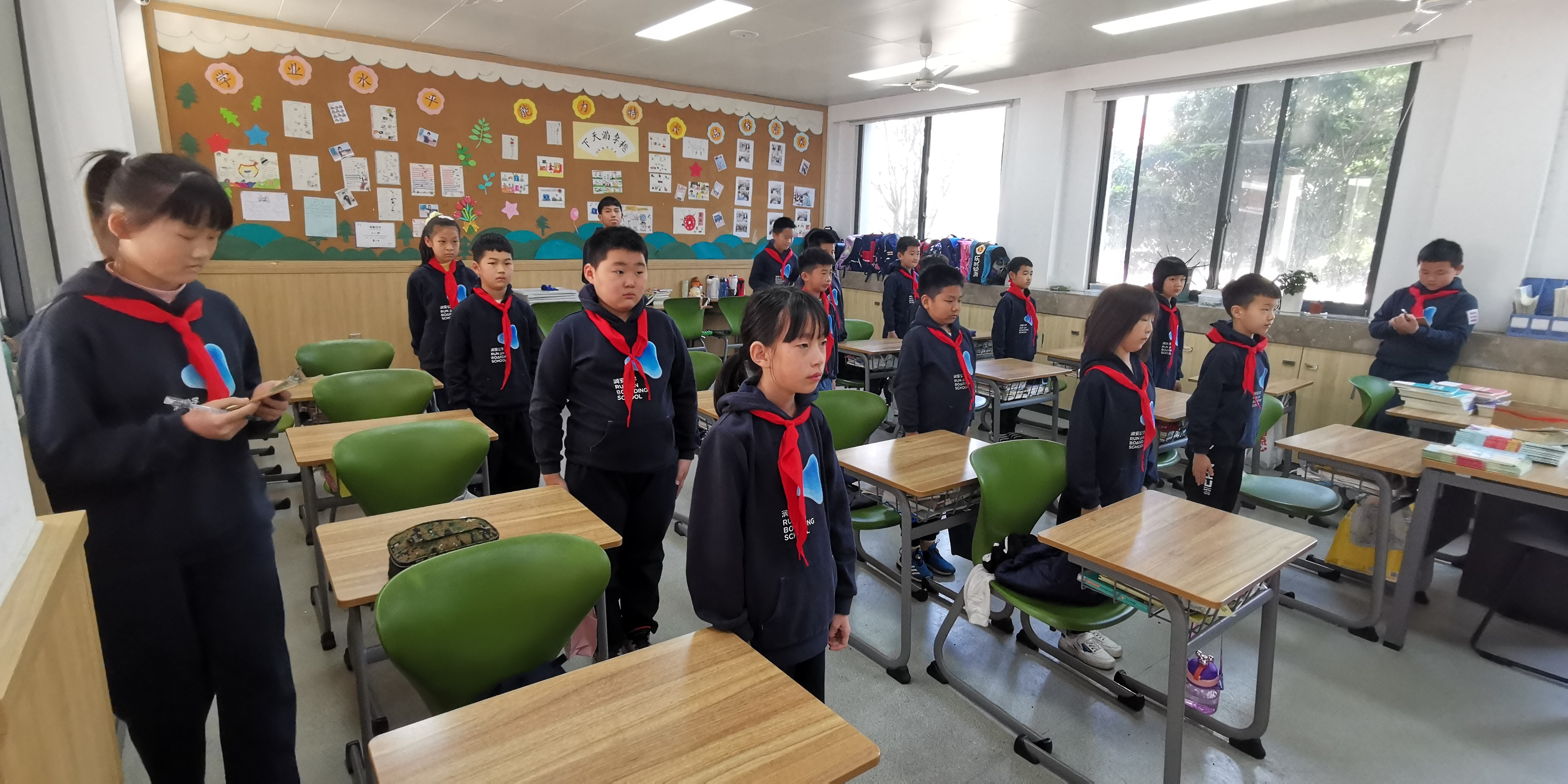 戴得好、敬得正、唱得响，人人做合格少先队员——我校小学段举行系红领巾、敬队礼、唱队歌比赛