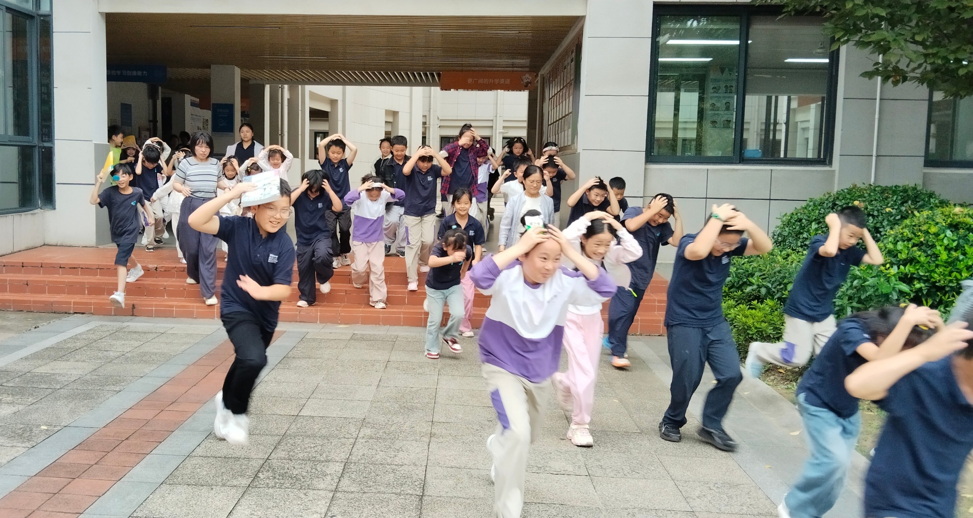 我校开展2025年 “9.18” 防空防灾安全演练活动