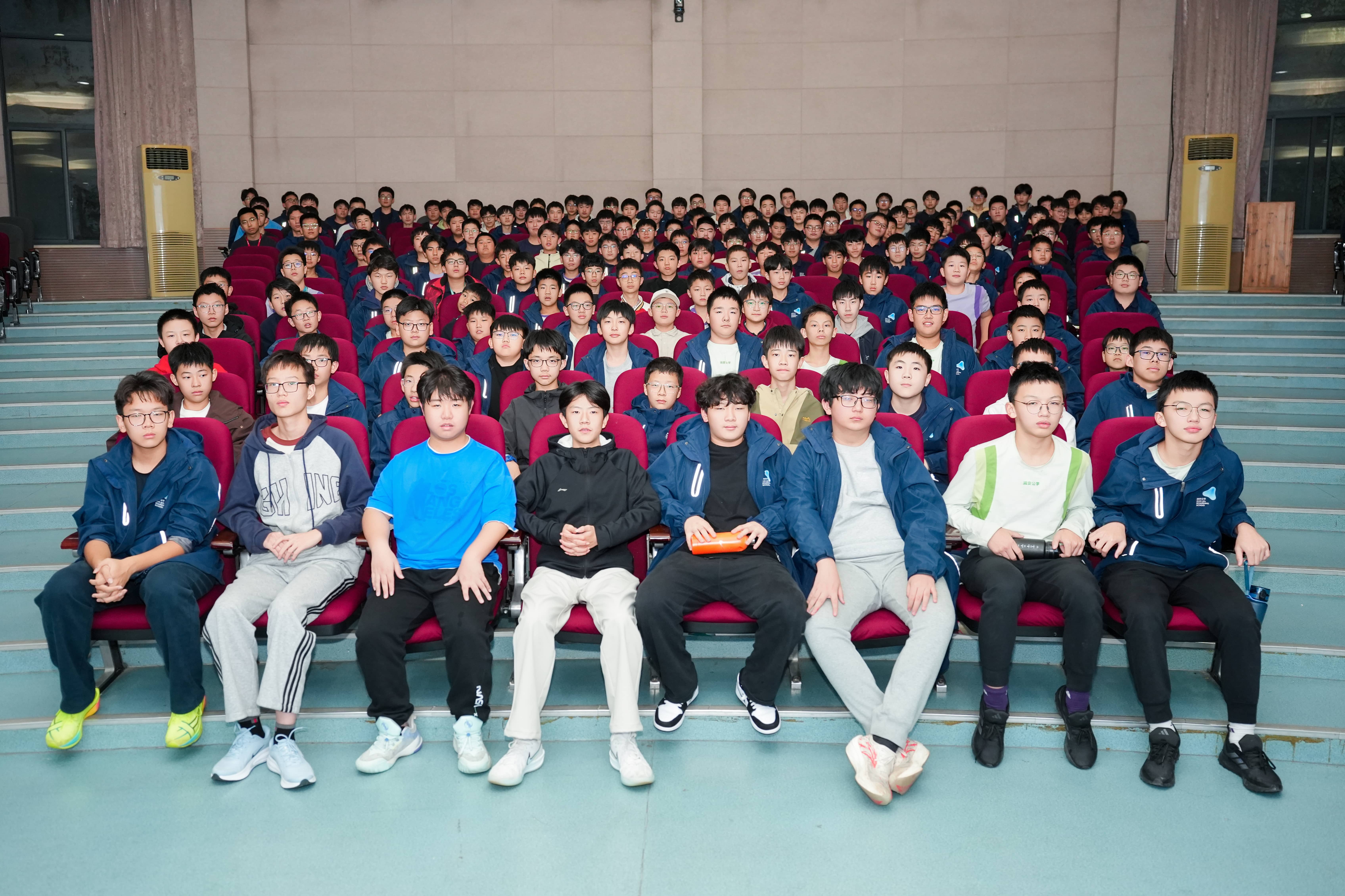 呵护青春成长，筑牢安全防线—我校分学段开展男生青春期性教育系列讲座