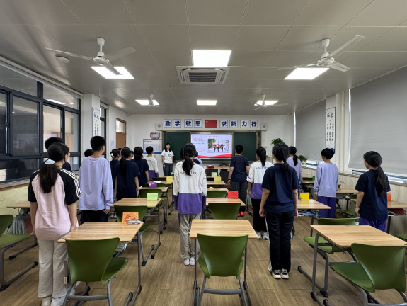 涵养爱国情怀，规范礼仪铸品格  —— 润安公学初中部七年级开展升国旗礼仪规范专题学习活动