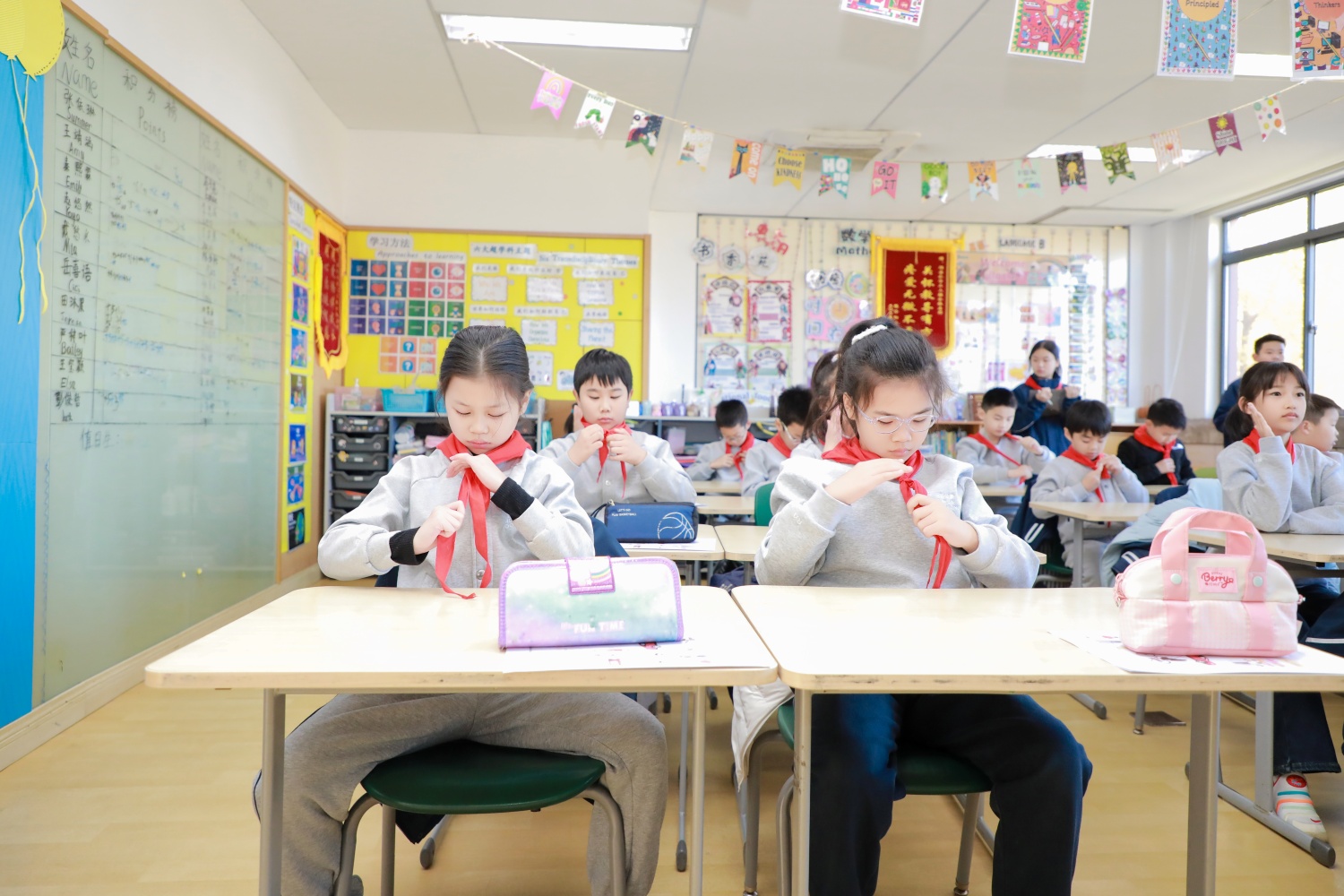 红领巾飘扬展风采    队歌嘹亮颂初心