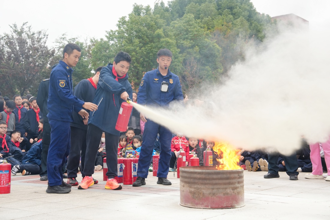 我校小学部成功开展2025秋季学期消防应急疏散演练