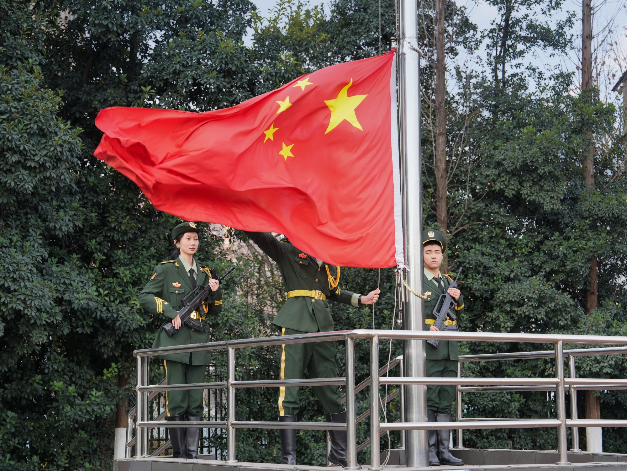 我校举行诚信主题升旗仪式筑牢品格根基