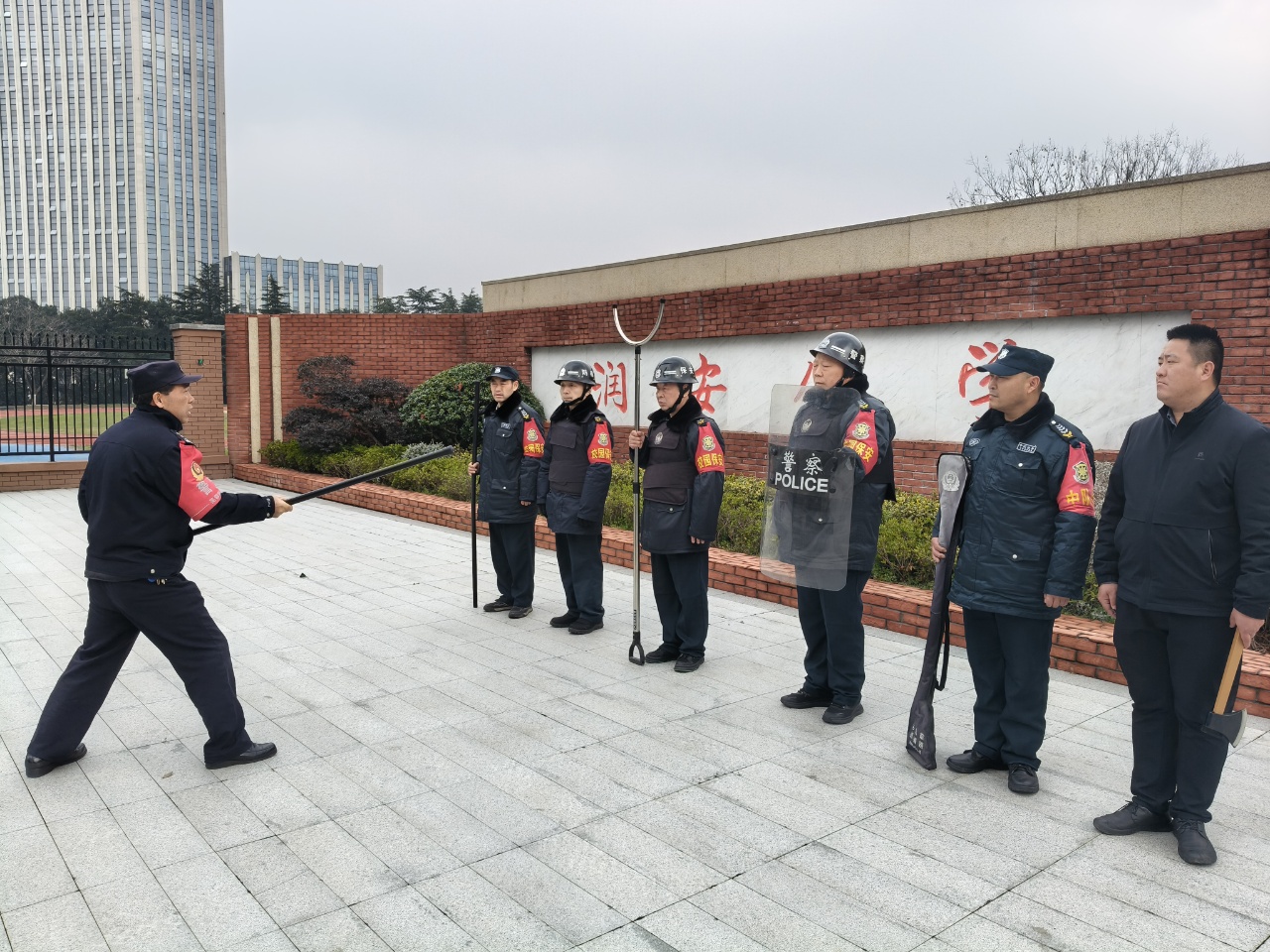 开展应急处突演练 筑牢校园安全防线