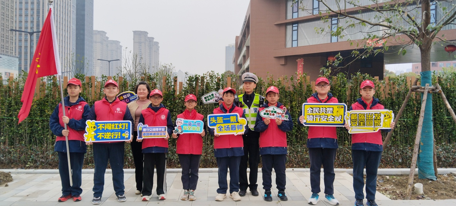 润安学子化身“小交警” 交通安全“警”相随