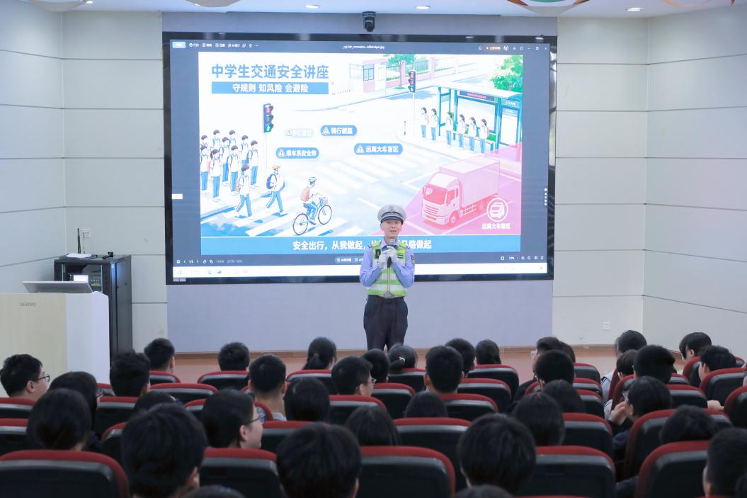 知危险 会避险｜经开区交警大队进校园，守护少年平安路——合肥润安公学初中部开展校园交通安全专题宣讲